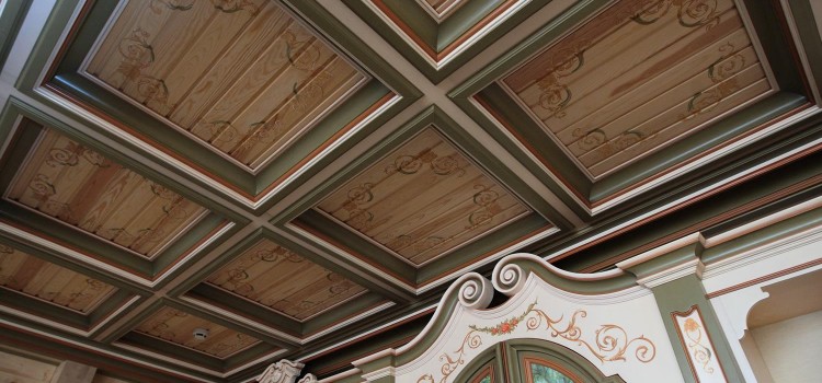 Кессонные потолки и стеновые панели из дерева – изысканность старинного стиля