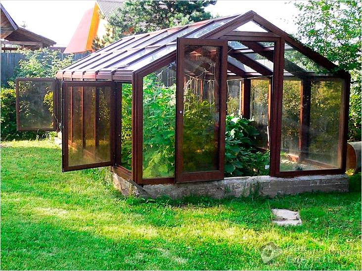 Как самостоятельно построить теплицу из стекла