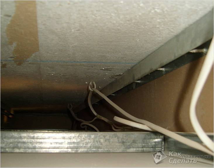 Как убрать желтое пятно на потолке