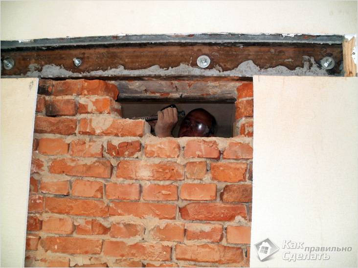 Кладка оконного проема из кирпича