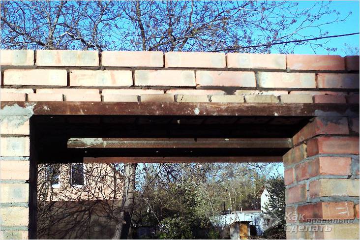 Кладка оконного проема из кирпича