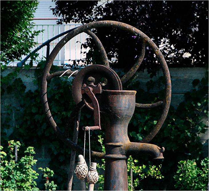 Ручной насос для воды из скважины