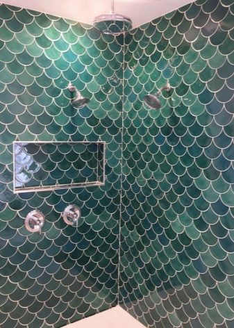 Душові з плитки (55 фото): з кахлю зі зливом в підлозі, їх розміри. Дизайн ванної кімнати з вбудованими кабінками з мозаїкою