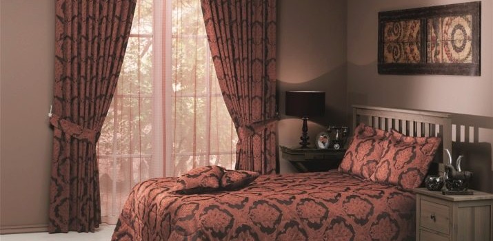 Комплект штор та покривала для спальні (64 фото): набори з Туреччини, поєднання красивих штори і покривала на ліжко Togas в інтер’єрі, дизайн наборів з Італії та інших комплектів