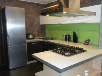 Кутові малогабаритні кухні (103 фото): варіанти дизайну кухонь для невеликих квартир, нюанси розміщення кухонного гарнітура і холодильника