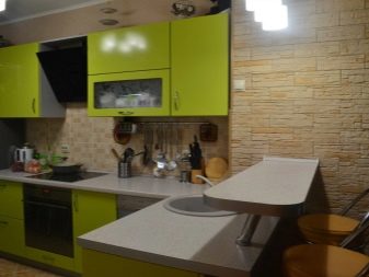 Кутові малогабаритні кухні (103 фото): варіанти дизайну кухонь для невеликих квартир, нюанси розміщення кухонного гарнітура і холодильника