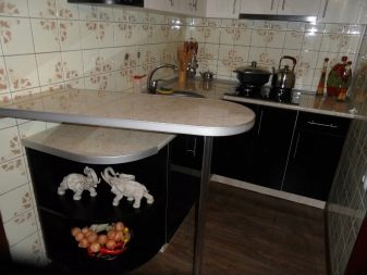 Кутові малогабаритні кухні (103 фото): варіанти дизайну кухонь для невеликих квартир, нюанси розміщення кухонного гарнітура і холодильника