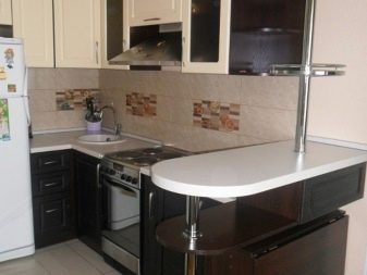 Кутові малогабаритні кухні (103 фото): варіанти дизайну кухонь для невеликих квартир, нюанси розміщення кухонного гарнітура і холодильника