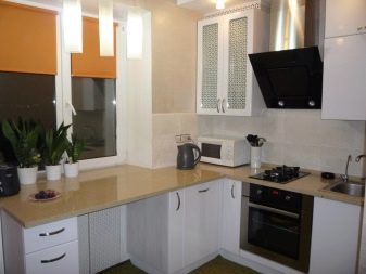 Кутові малогабаритні кухні (103 фото): варіанти дизайну кухонь для невеликих квартир, нюанси розміщення кухонного гарнітура і холодильника