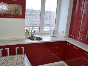 Кутові малогабаритні кухні (103 фото): варіанти дизайну кухонь для невеликих квартир, нюанси розміщення кухонного гарнітура і холодильника