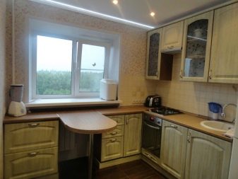 Кутові малогабаритні кухні (103 фото): варіанти дизайну кухонь для невеликих квартир, нюанси розміщення кухонного гарнітура і холодильника