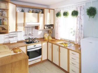 Кутові малогабаритні кухні (103 фото): варіанти дизайну кухонь для невеликих квартир, нюанси розміщення кухонного гарнітура і холодильника