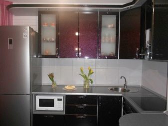 Кутові малогабаритні кухні (103 фото): варіанти дизайну кухонь для невеликих квартир, нюанси розміщення кухонного гарнітура і холодильника