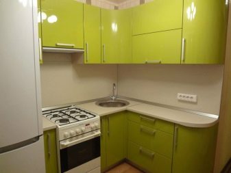 Кутові малогабаритні кухні (103 фото): варіанти дизайну кухонь для невеликих квартир, нюанси розміщення кухонного гарнітура і холодильника