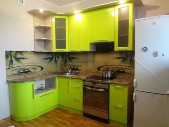 Кутові малогабаритні кухні (103 фото): варіанти дизайну кухонь для невеликих квартир, нюанси розміщення кухонного гарнітура і холодильника