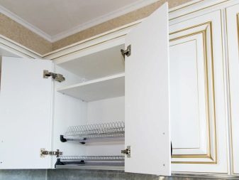 Кутові малогабаритні кухні (103 фото): варіанти дизайну кухонь для невеликих квартир, нюанси розміщення кухонного гарнітура і холодильника