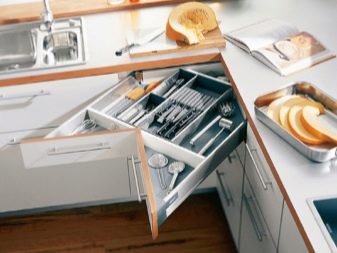 Кутові малогабаритні кухні (103 фото): варіанти дизайну кухонь для невеликих квартир, нюанси розміщення кухонного гарнітура і холодильника