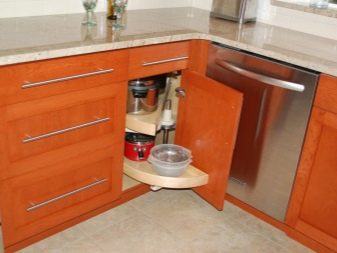 Кутові малогабаритні кухні (103 фото): варіанти дизайну кухонь для невеликих квартир, нюанси розміщення кухонного гарнітура і холодильника