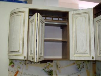 Кутові малогабаритні кухні (103 фото): варіанти дизайну кухонь для невеликих квартир, нюанси розміщення кухонного гарнітура і холодильника