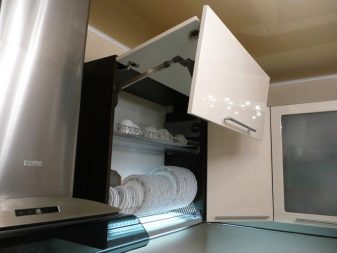 Кутові малогабаритні кухні (103 фото): варіанти дизайну кухонь для невеликих квартир, нюанси розміщення кухонного гарнітура і холодильника