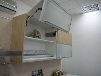 Кутові малогабаритні кухні (103 фото): варіанти дизайну кухонь для невеликих квартир, нюанси розміщення кухонного гарнітура і холодильника