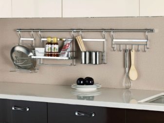 Кутові малогабаритні кухні (103 фото): варіанти дизайну кухонь для невеликих квартир, нюанси розміщення кухонного гарнітура і холодильника