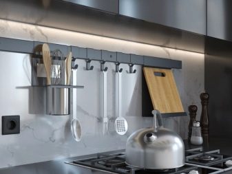 Кутові малогабаритні кухні (103 фото): варіанти дизайну кухонь для невеликих квартир, нюанси розміщення кухонного гарнітура і холодильника