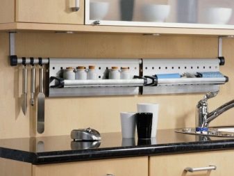 Кутові малогабаритні кухні (103 фото): варіанти дизайну кухонь для невеликих квартир, нюанси розміщення кухонного гарнітура і холодильника