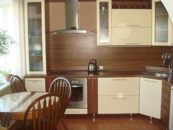 Кутові малогабаритні кухні (103 фото): варіанти дизайну кухонь для невеликих квартир, нюанси розміщення кухонного гарнітура і холодильника