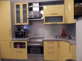 Кутові малогабаритні кухні (103 фото): варіанти дизайну кухонь для невеликих квартир, нюанси розміщення кухонного гарнітура і холодильника