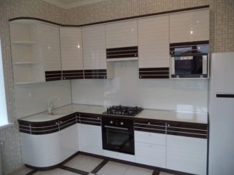 Кутові малогабаритні кухні (103 фото): варіанти дизайну кухонь для невеликих квартир, нюанси розміщення кухонного гарнітура і холодильника