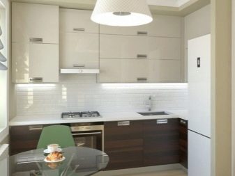 Кутові малогабаритні кухні (103 фото): варіанти дизайну кухонь для невеликих квартир, нюанси розміщення кухонного гарнітура і холодильника