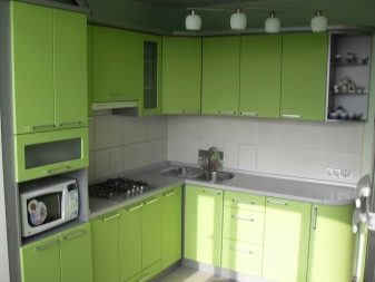 Кутові малогабаритні кухні (103 фото): варіанти дизайну кухонь для невеликих квартир, нюанси розміщення кухонного гарнітура і холодильника