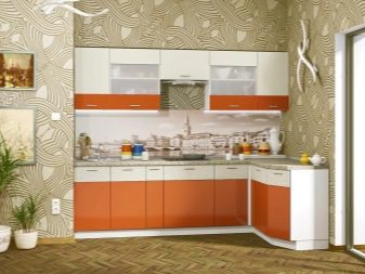 Кутові малогабаритні кухні (103 фото): варіанти дизайну кухонь для невеликих квартир, нюанси розміщення кухонного гарнітура і холодильника