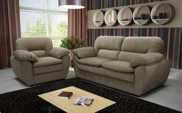 М’які меблі для вітальні (60 фото): набір меблів для вітальні в класичному стилі, огляд сучасних комплектів красивою модульної меблів, італійські м’які гарнітури в дизайні інтер’єру