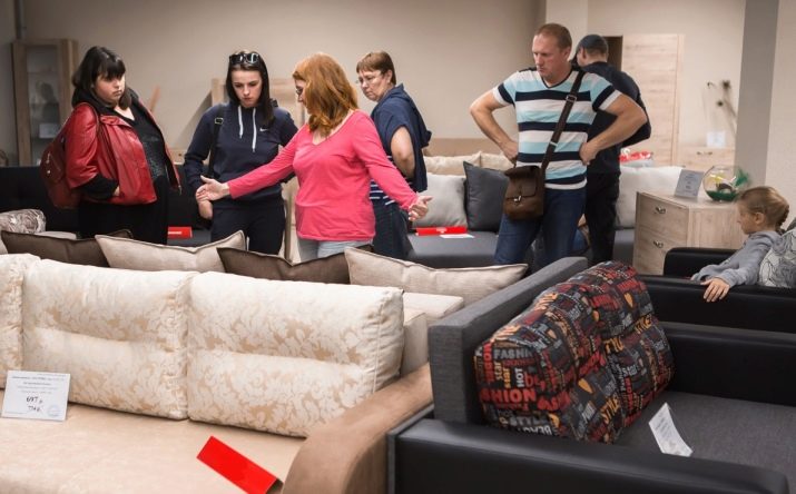 М’які меблі для вітальні (60 фото): набір меблів для вітальні в класичному стилі, огляд сучасних комплектів красивою модульної меблів, італійські м’які гарнітури в дизайні інтер’єру