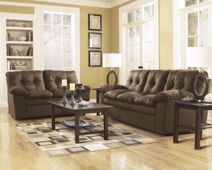 М’які меблі для вітальні (60 фото): набір меблів для вітальні в класичному стилі, огляд сучасних комплектів красивою модульної меблів, італійські м’які гарнітури в дизайні інтер’єру