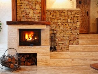 Інтер’єр вітальні з каміном в приватному будинку (72 фото): дизайн камінної зали в дерев’яному заміському будинку, установка каміна в центрі і інші варіанти