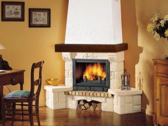 Інтер’єр вітальні з каміном в приватному будинку (72 фото): дизайн камінної зали в дерев’яному заміському будинку, установка каміна в центрі і інші варіанти