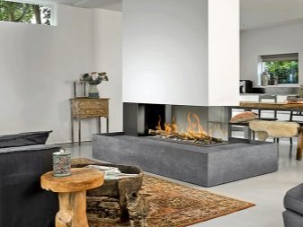 Інтер’єр вітальні з каміном в приватному будинку (72 фото): дизайн камінної зали в дерев’яному заміському будинку, установка каміна в центрі і інші варіанти