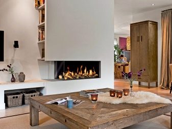 Інтер’єр вітальні з каміном в приватному будинку (72 фото): дизайн камінної зали в дерев’яному заміському будинку, установка каміна в центрі і інші варіанти