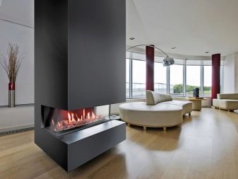 Інтер’єр вітальні з каміном в приватному будинку (72 фото): дизайн камінної зали в дерев’яному заміському будинку, установка каміна в центрі і інші варіанти