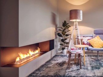 Інтер’єр вітальні з каміном в приватному будинку (72 фото): дизайн камінної зали в дерев’яному заміському будинку, установка каміна в центрі і інші варіанти