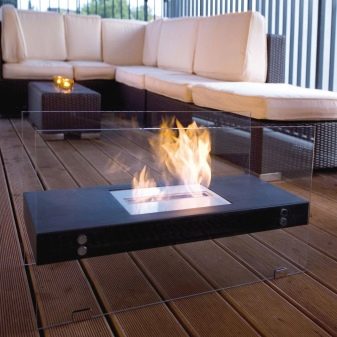 Інтер’єр вітальні з каміном в приватному будинку (72 фото): дизайн камінної зали в дерев’яному заміському будинку, установка каміна в центрі і інші варіанти