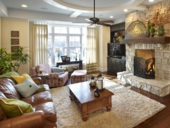 Інтер’єр вітальні з каміном в приватному будинку (72 фото): дизайн камінної зали в дерев’яному заміському будинку, установка каміна в центрі і інші варіанти