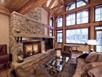 Інтер’єр вітальні з каміном в приватному будинку (72 фото): дизайн камінної зали в дерев’яному заміському будинку, установка каміна в центрі і інші варіанти