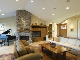 Інтер’єр вітальні з каміном в приватному будинку (72 фото): дизайн камінної зали в дерев’яному заміському будинку, установка каміна в центрі і інші варіанти