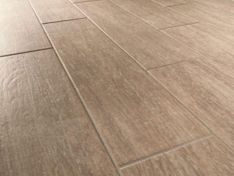 Плитка під дерево у ванній (56 фото): настінна керамічна плитка в ванній кімнаті, дизайн світлої плитки на стінах і на підлозі, інші варіанти