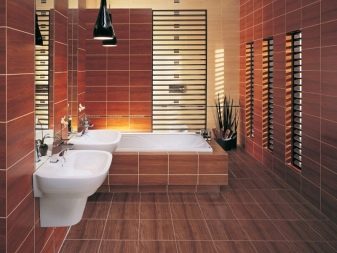 Плитка під дерево у ванній (56 фото): настінна керамічна плитка в ванній кімнаті, дизайн світлої плитки на стінах і на підлозі, інші варіанти
