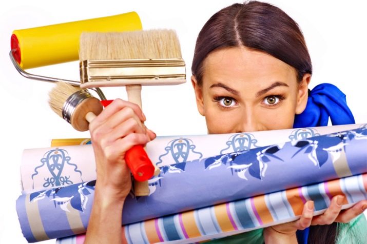 Шпалери в коридор, передпокій (121 фото): дизайн шпалер, вибір в передпокій з темними і світлими дверима, миються сірі і смугасті, білі і зелені шпалери в інтер’єрі